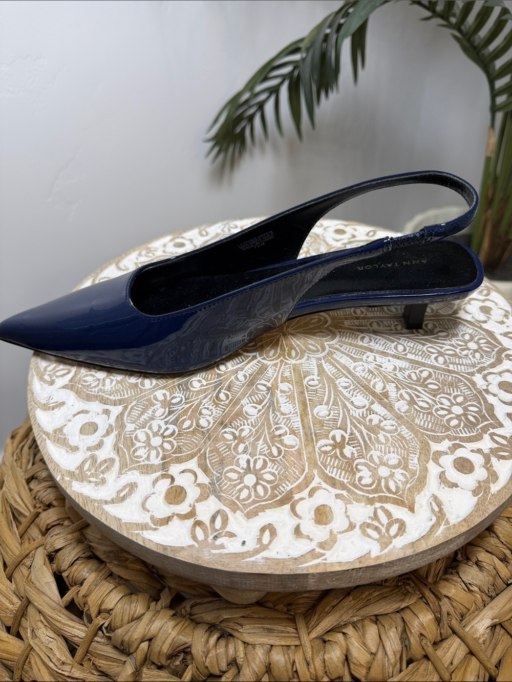 Ann Taylor Navy Blue Patent Slingback Pointed Toe Kitten Heels Pump 7.5 - Picture 2 of 9